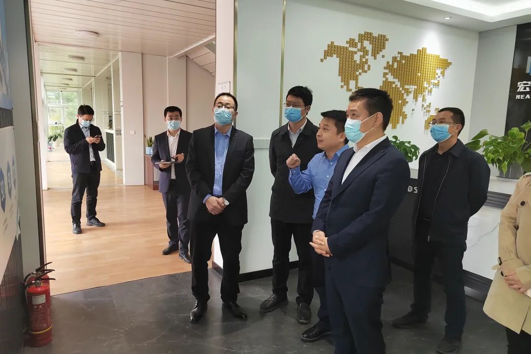 重慶市永川區(qū)委常委、副區(qū)長宋文到訪聚氨酯板廠家宏鑫源重慶金諾公司調(diào)研工作(圖2)