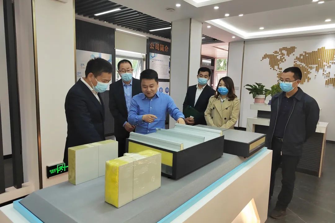 重慶市永川區(qū)委常委、副區(qū)長宋文到訪聚氨酯板廠家宏鑫源重慶金諾公司調(diào)研工作(圖4)