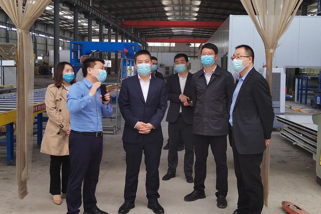 重慶市永川區(qū)委常委、副區(qū)長宋文到訪聚氨酯板廠家宏鑫源重慶金諾公司調(diào)研工作(圖5)